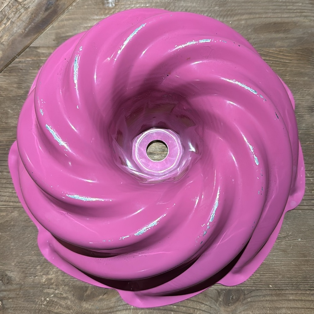 Vintage Nordic Ware Heritage Pink/White Bundt Pan - Picture 2 of 3